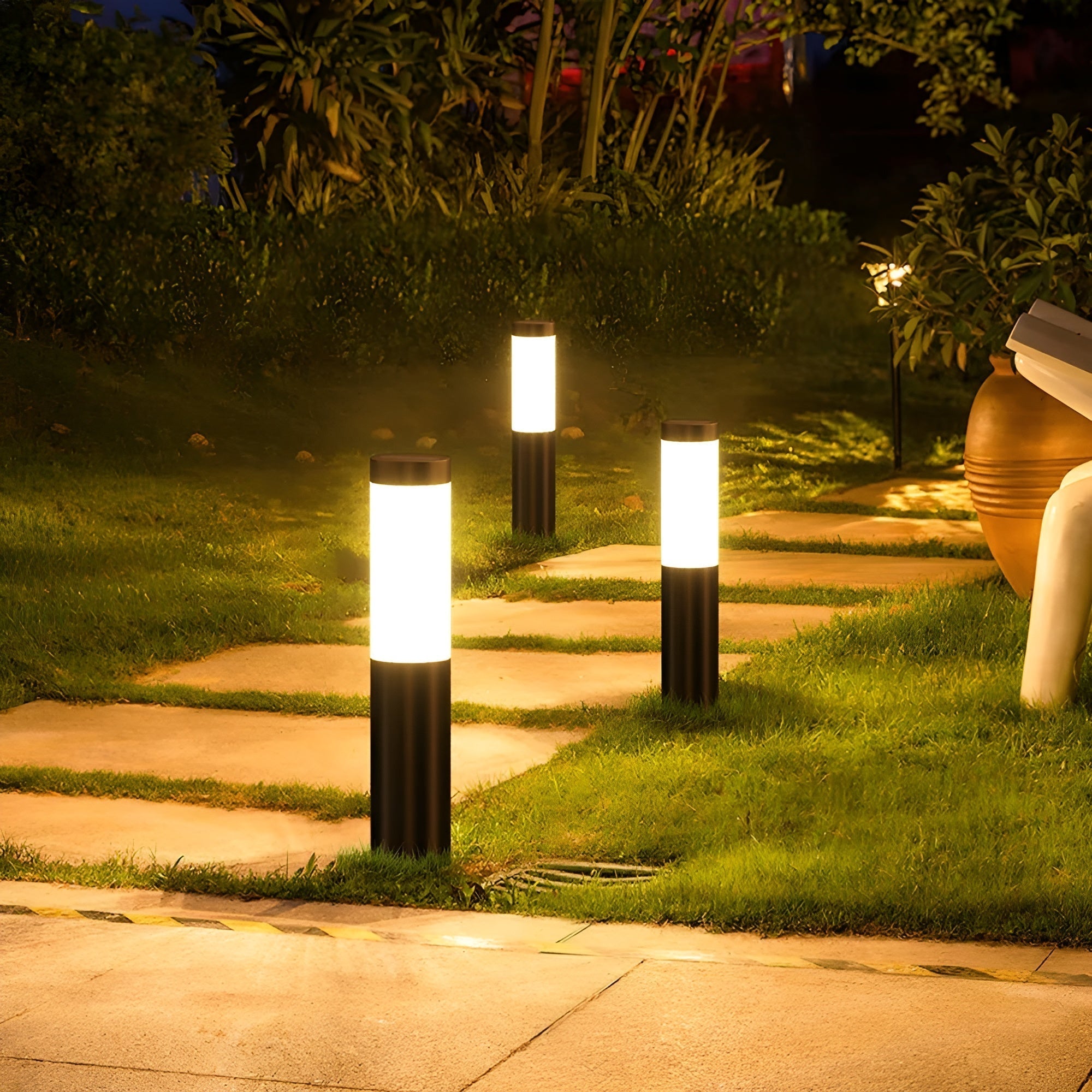 LumaGlow | Solar-Powered Garden Spotlights – Efficient & Stylish Outdoor Lighting